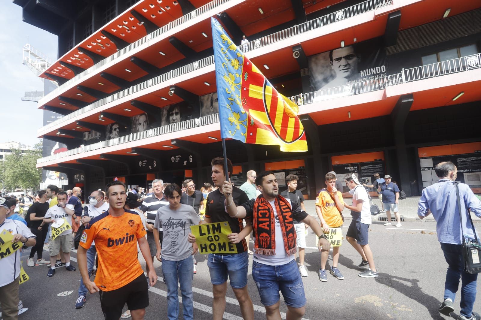 La afición del Valencia CF grita contra Meriton