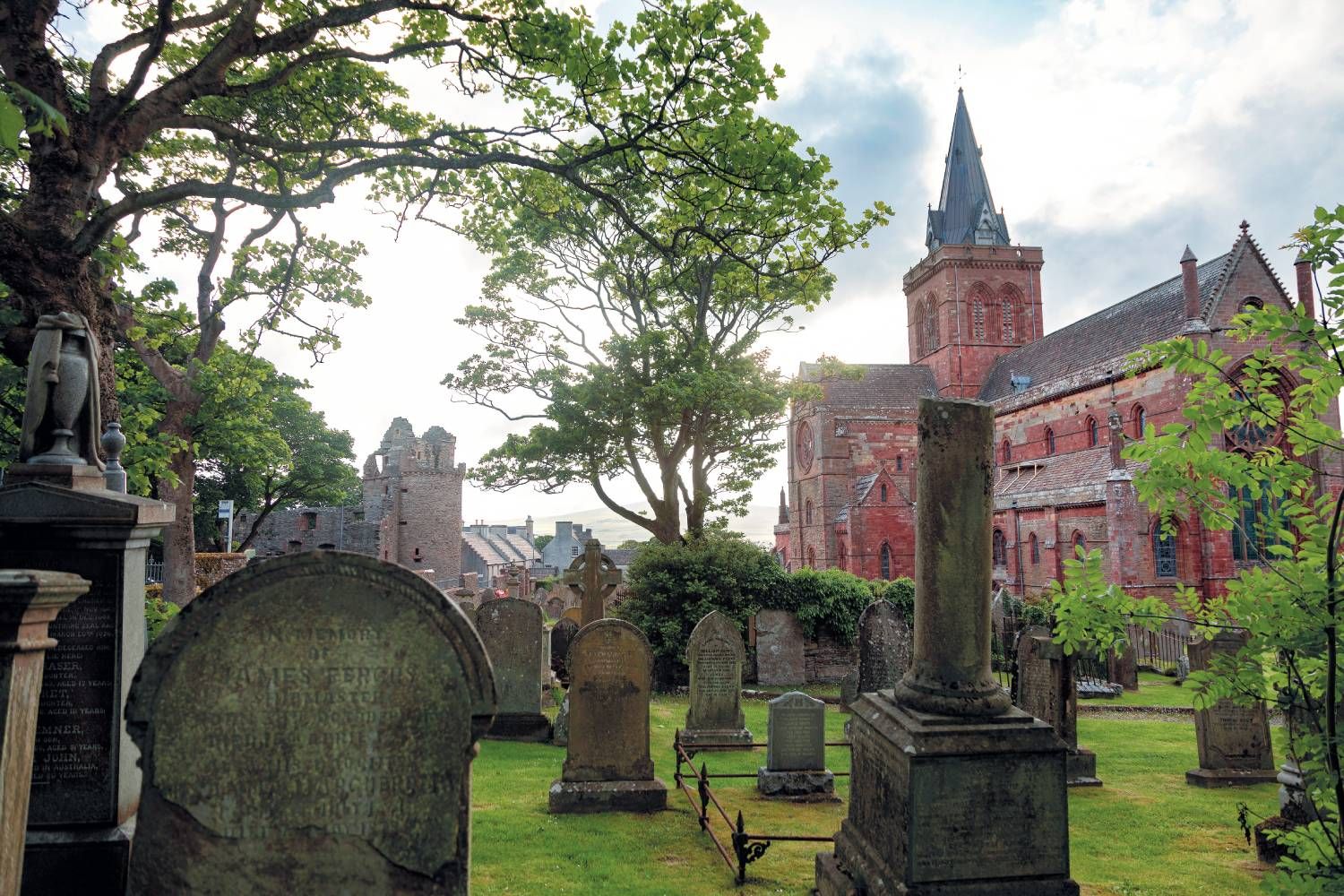 Catedral y cementerio de San Magnus en Kirkwall.