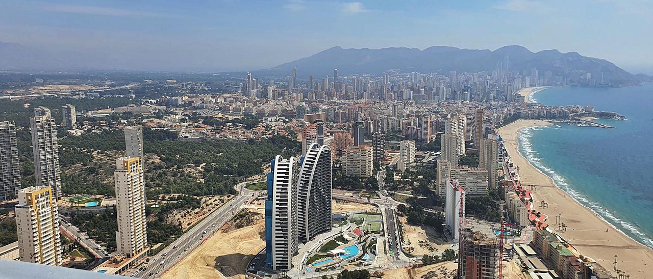 Parte del sector Poniente de Benidorm con las obras que se están realizando, dos de los rascacielos terminados y uno de los nuevos edificios en construcción. | INFORMACIÓN