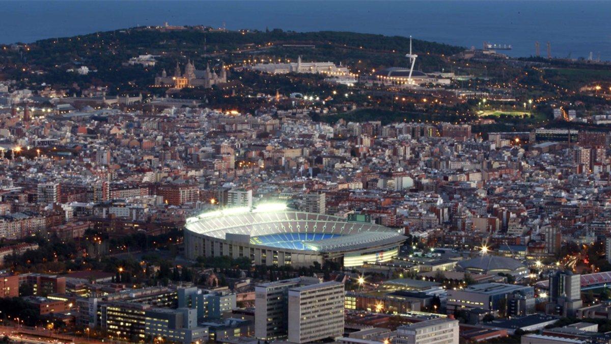 Vista general del Camp Nou y su entorno durante un día de partido