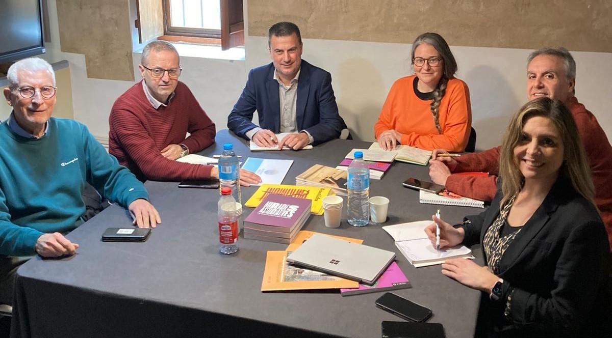 Reunión de equipo y representantes de la Fundació Horta Sud, Caixa Popular y Cáritas Valencia