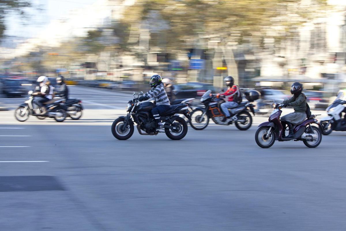 Motoristas circulando por la calle Aragó, en Barcelona, en una imagen de archivo.
