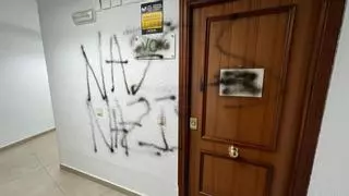 La sede de Vox en Cáceres aparece con pintadas de "nazis"