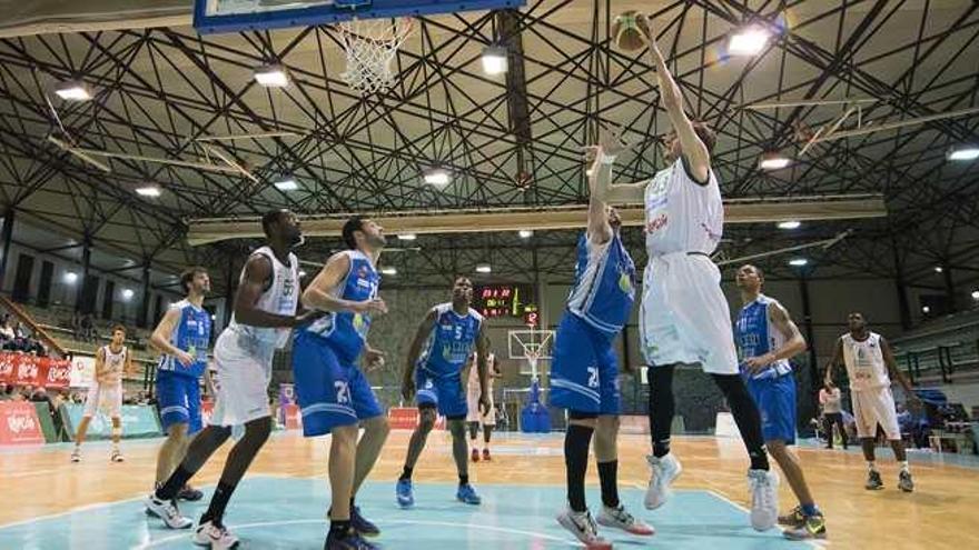 Gran triunfo del Clínicas ante el Marin Peixegalego.