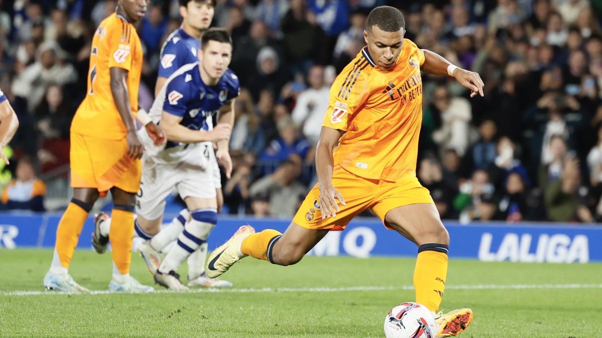 Kylian Mbappé marca de penalti ante la Real Sociedad