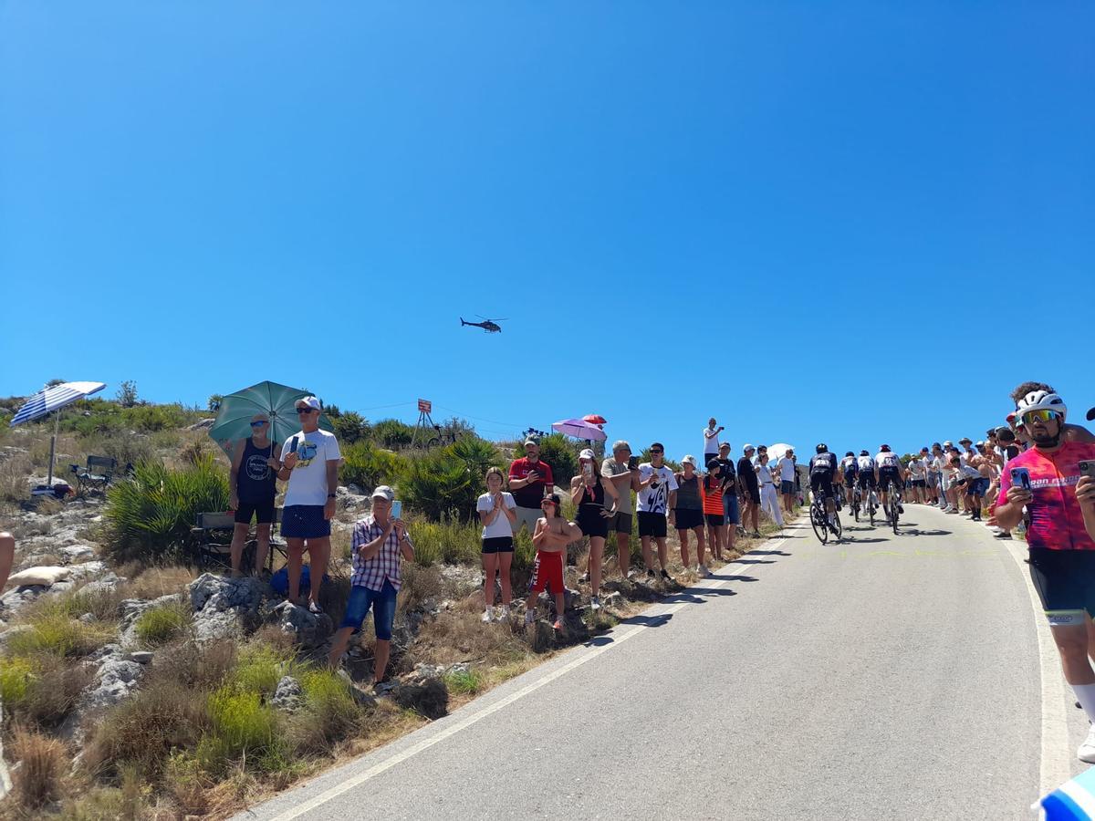 Las imágenes de la durísima ascensión al Miserà, el puerto de la Marina Alta inédito en la Vuelta