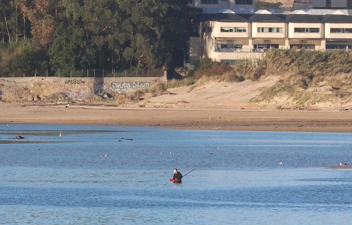 Los mariscadores a pie de la ría de O Burgo vuelven a faenar tras casi cuatro años de espera Los mariscadores a pie de la ría de O Burgo vuelven a faenar tras casi cuatro años de espera