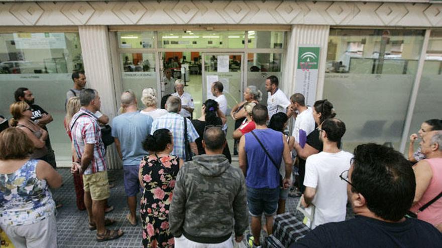 Un grupo de personas a las puertas de una oficina de empleo en Málaga capital.