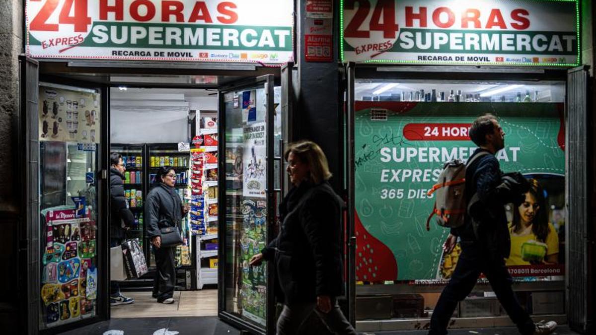Un supermercado 24 horas de Barcelona, en una imagen de archivo.