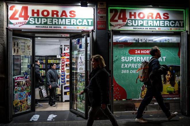 Un supermercado 24 horas de Barcelona, en una imagen de archivo.