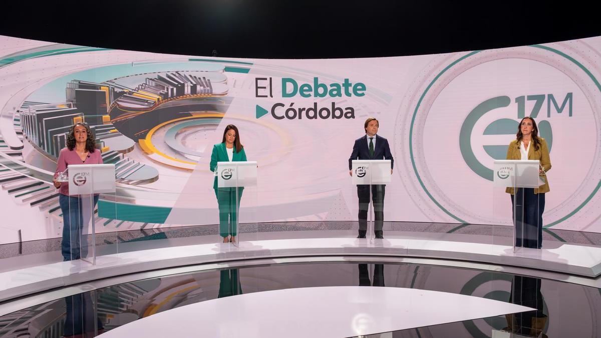Rosa María Rodríguez, Silvia Mellado, María José Sánchez, Antonio Repullo y Paula Badanelli, antes del debate en Canal Sur Televisión.