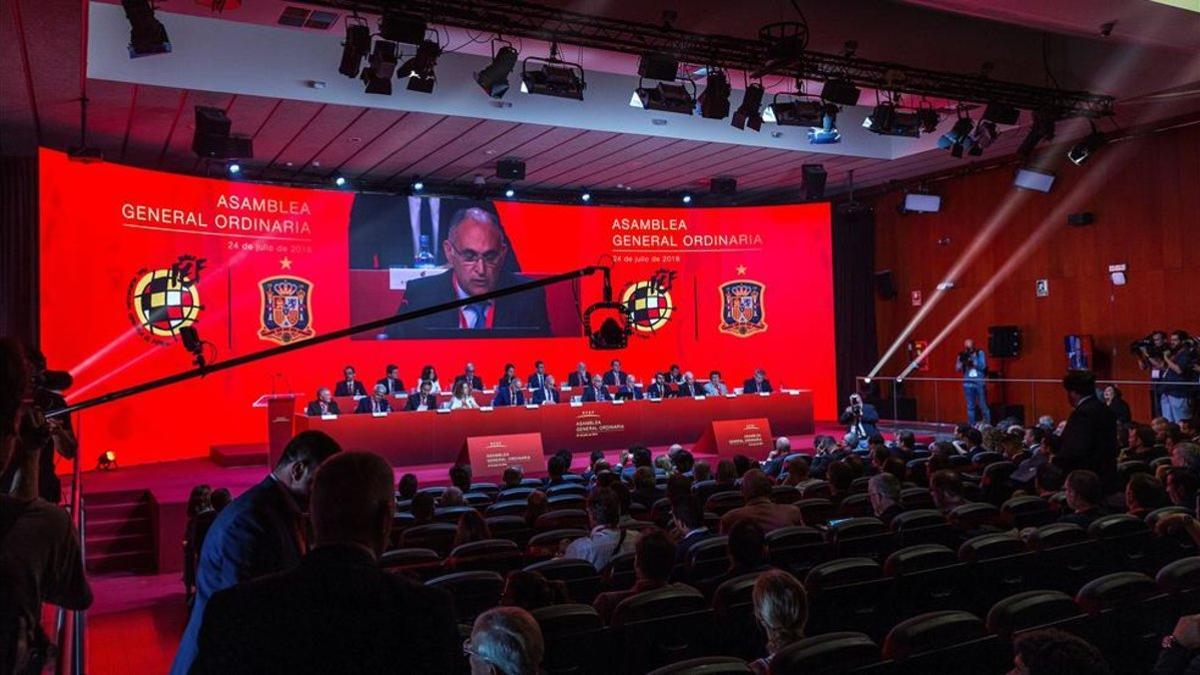 Barça y Madrid podrían quedarse fuera de la Asamblea de la RFEF.