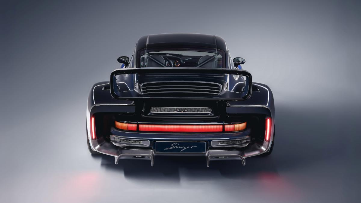 La zaga combina herencia y aerodinámica moderna: gran ala fija, difusor trabajado y ópticas horizontales que ensanchan visualmente el conjunto.