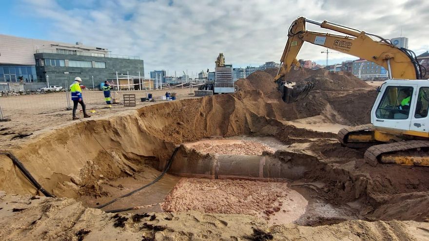 Así reparan una conducción bajo la playa de Poniente
