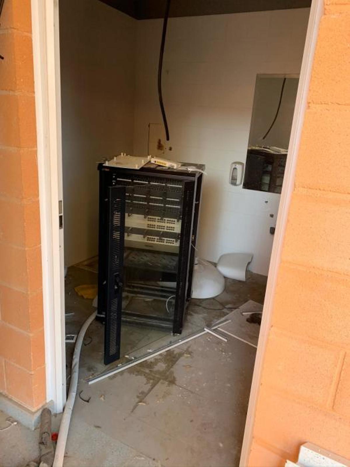 Asaltantes han saqueado la instalación eléctrica del edificio, que también acumula desperfectos por los años de abandono