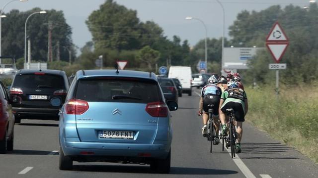 Automovilistas y ciclistas comparten carretera en Castelló d'Empúries