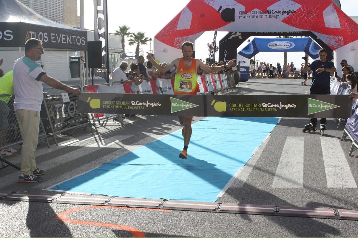 David Palomera, del Serrano Club de Atletismo, cruzó la meta en un tiempo de 25:0.