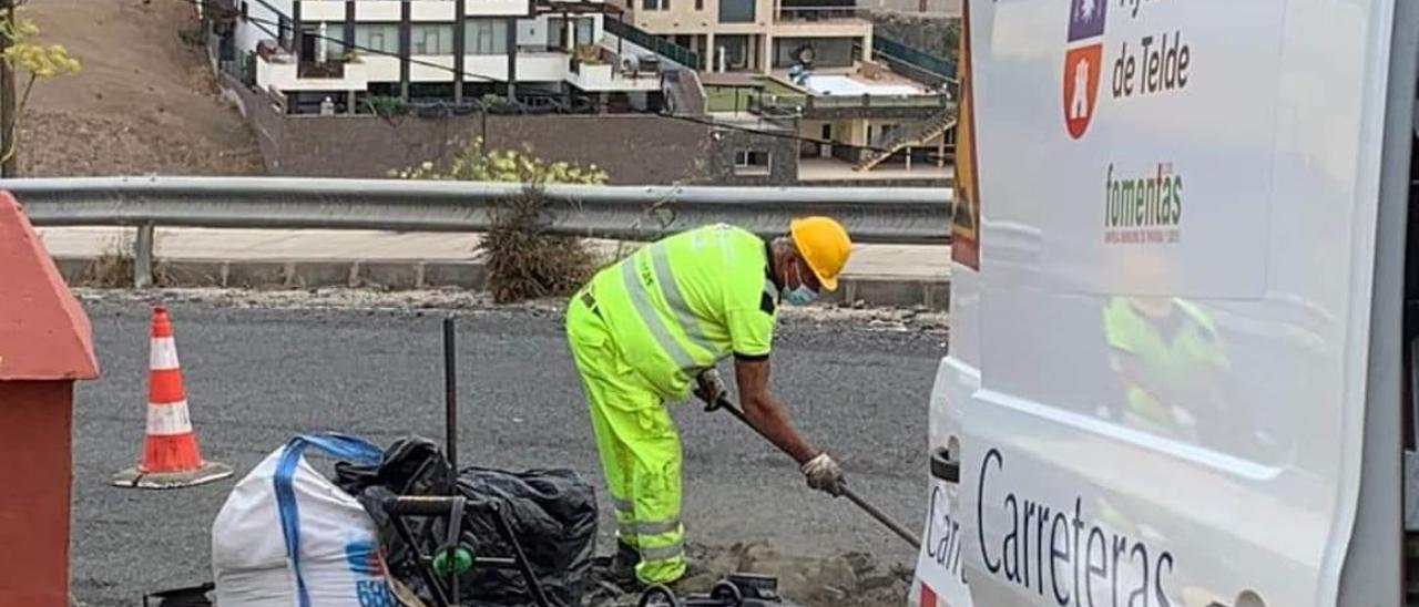 Rebacheo en una de las calles de Telde.