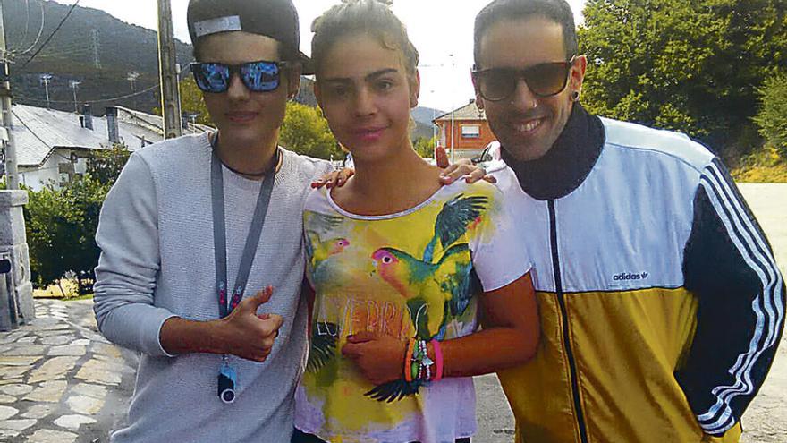 Abraham Mateo, reconocido por sus fans en Requejo