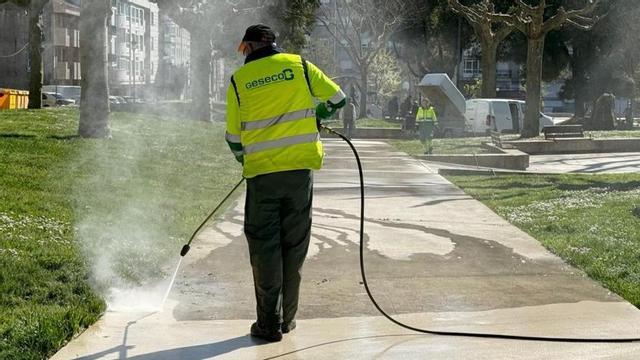 Trabajadores de Geseco limpian la Alameda.  |