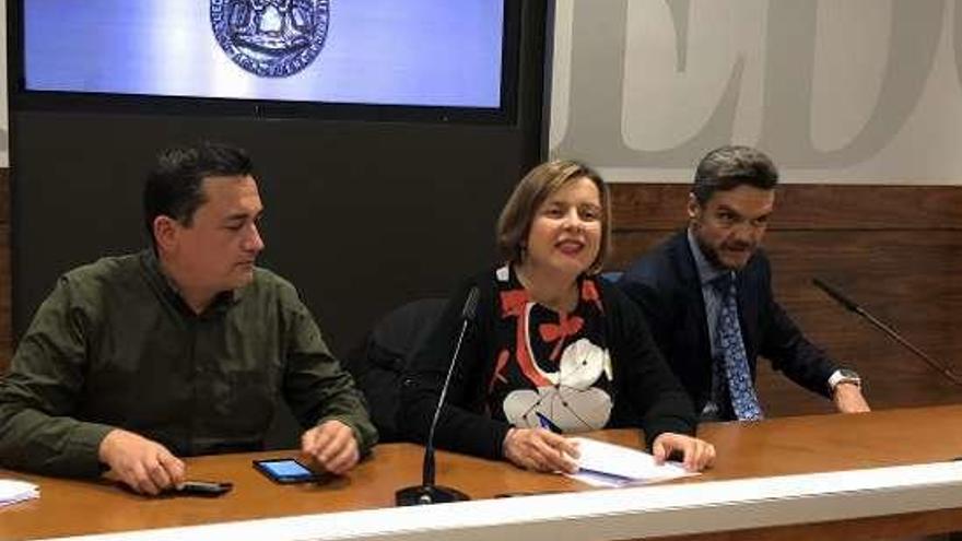 Por la izquierda, Fernando Villacampa, Ana Taboada y Javier Calzadilla, ayer, durante la presentación del informe jurídico.