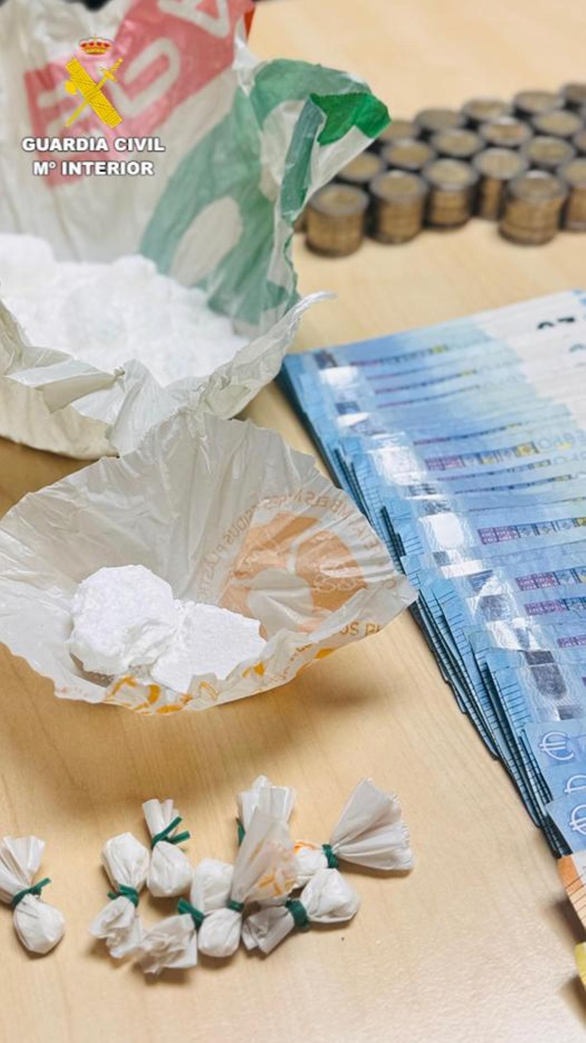 El conjunto de los materiales y dinero incautados por la Guardia Civil