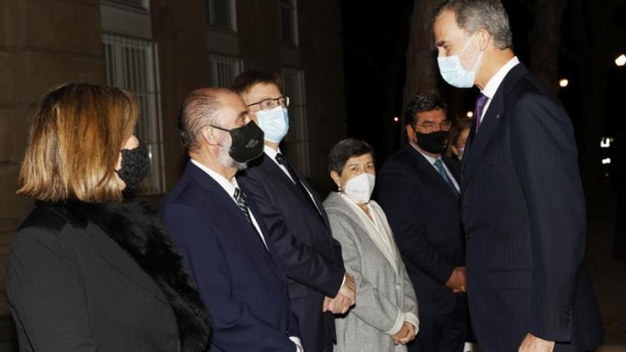 El presidente de Aragón, Javier Lambán, junto al presidente valenciano, Ximo Puig, saluda ayer al rey Felipe VI, en la celebración de Foment del Treball en Barcelona.