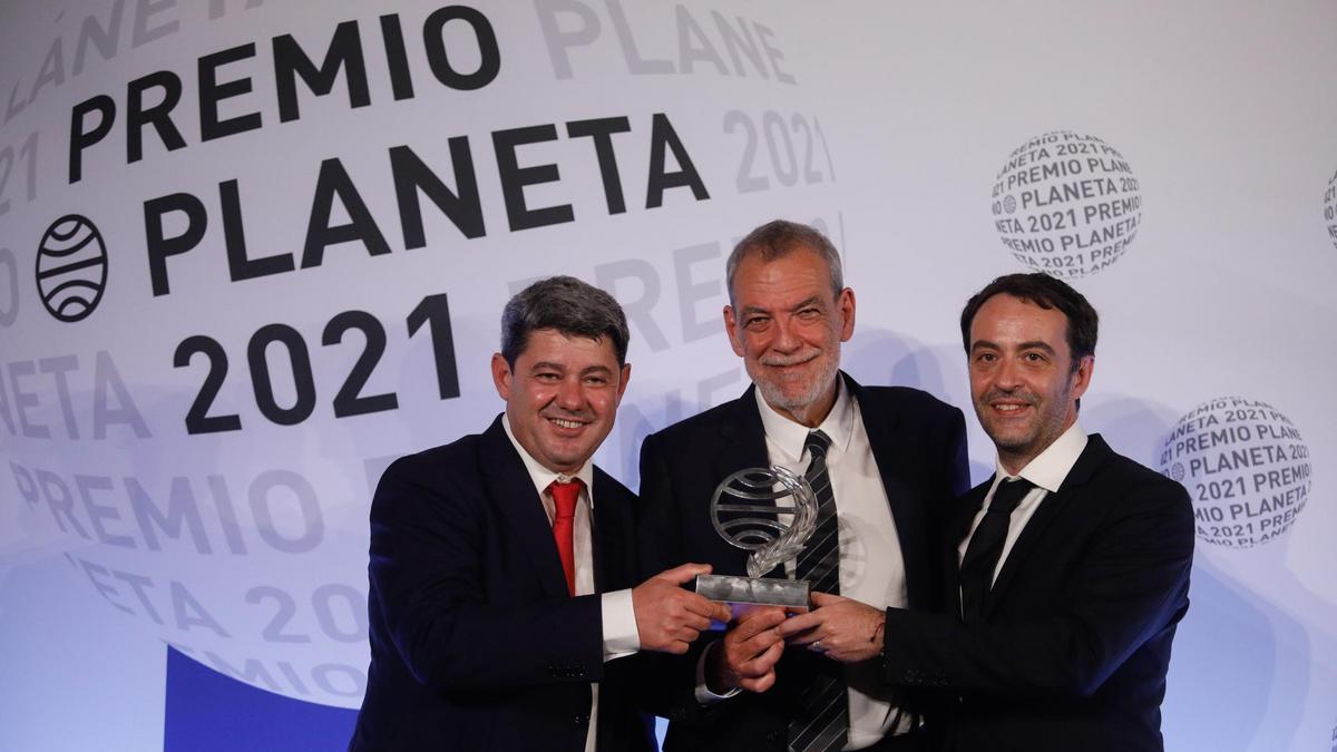 Los Reyes entregan el Premio Planeta 2021 a los autores de 'La bestia'