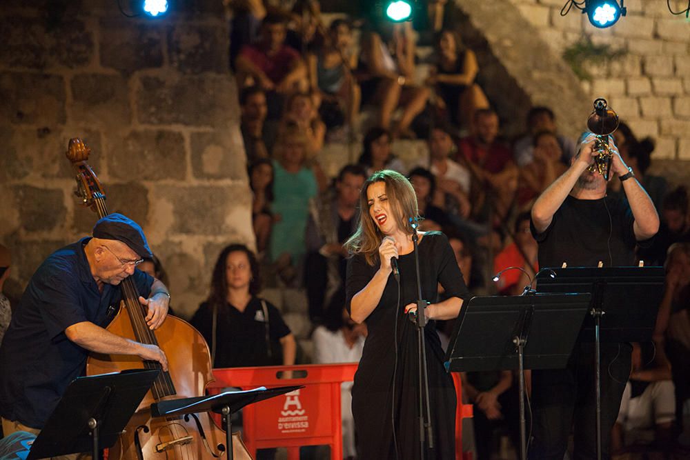 El Festival Eivissa Jazz abrió con un concierto de la Big Band Ciutat d'Eivissa que contó con la colaboración de Arturo Pueyo