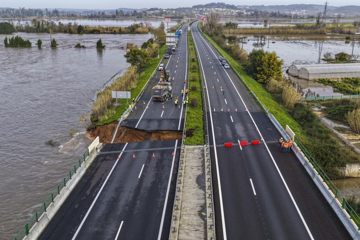 La autovía A1, que une Lisboa con Oporto, colapsada a la altura del dique que se rompió ayer en el río Mondego, en la zona de Casais cerca de Coimbra.