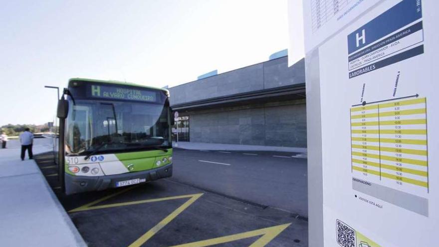 Un autobús del transporte público de Vigo, Vitrasa, al nuevo hospital. // Jorge Santomé