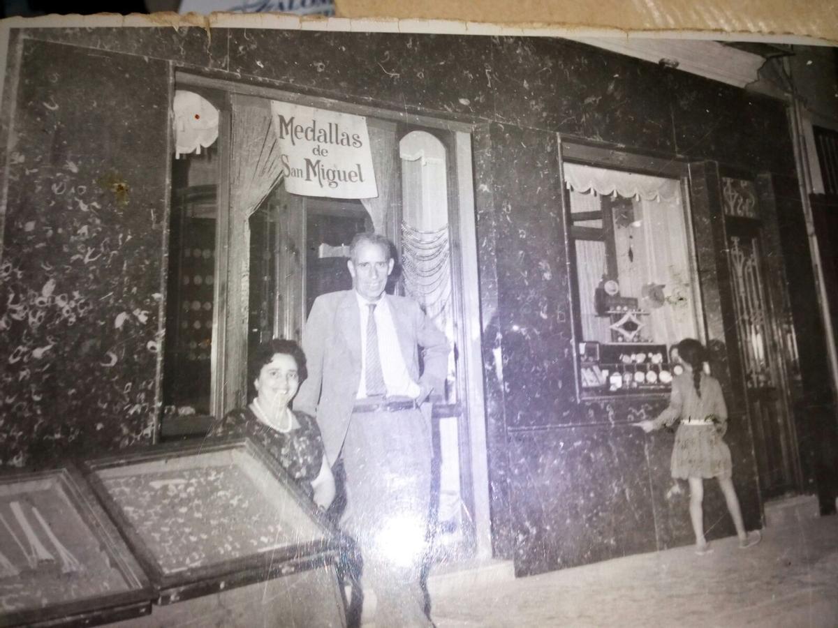 Los abuelos de Sara y Salva a la puerta del negocio en la Fira de Sant Miquel de Llíria a inicios del siglo XX.