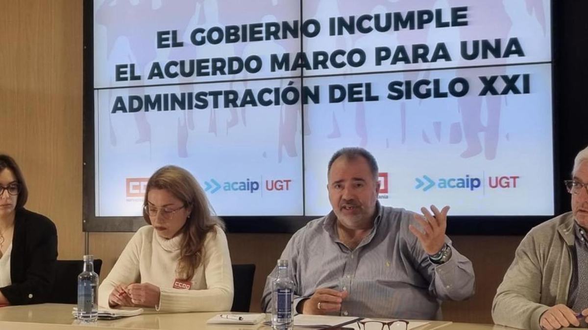 De izquierda a derecha los funcionarios penitenciarios Elisa Fernández y Silvia Fernández, de CCOO, José Ramón López, de ACAIP, y Carlos Álvarez, de UGT.