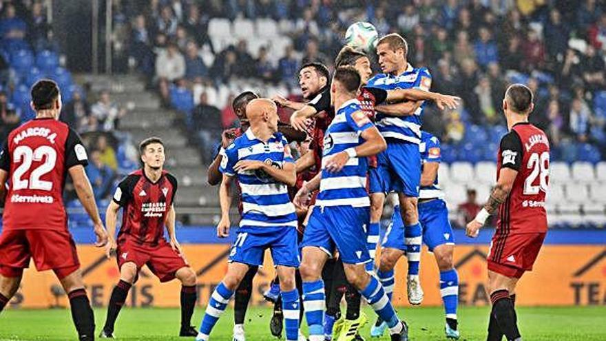 Álex Bergantiños remata de cabeza en el partido contra el Mirandés.