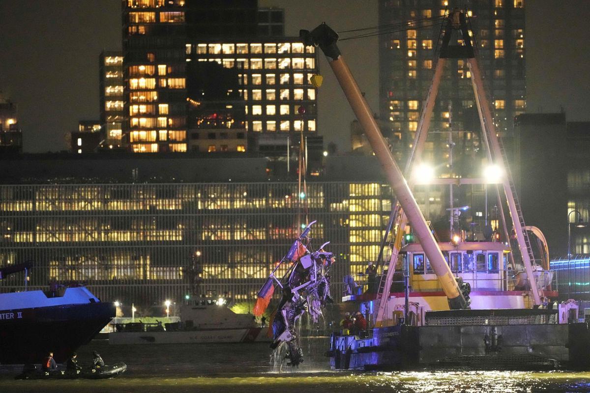Cinco turistas catalanes y el piloto mueren al caer un helicóptero en el río Hudson de Nueva York