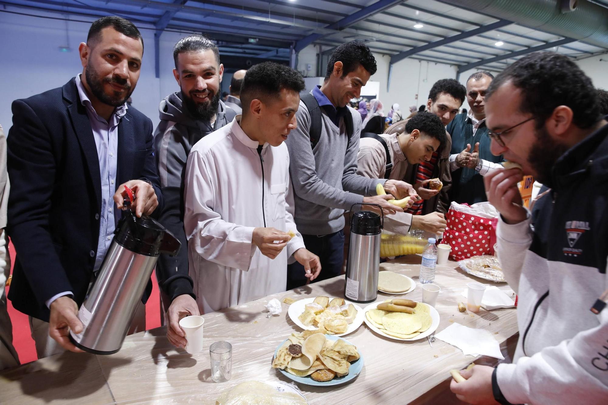 Cientos de musulmanes asturianos despiden el Ramadán en Gijón (en imágenes)