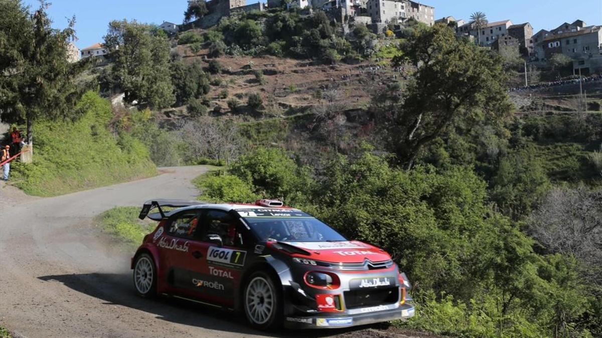 Meeke (Citroën) manda tras el primer día de acción en Córcega