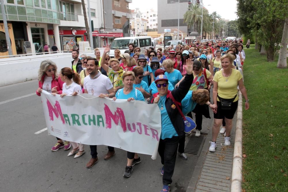 Más de un centenar de personas se suma a la Marcha