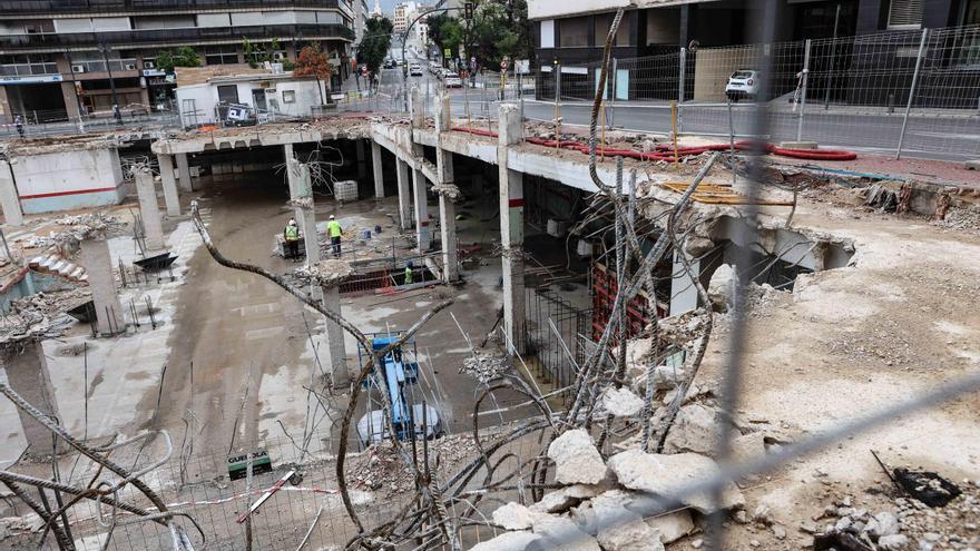 Las obras de desmantelamiento del parking dejan ya a la vista la antigua zona verde