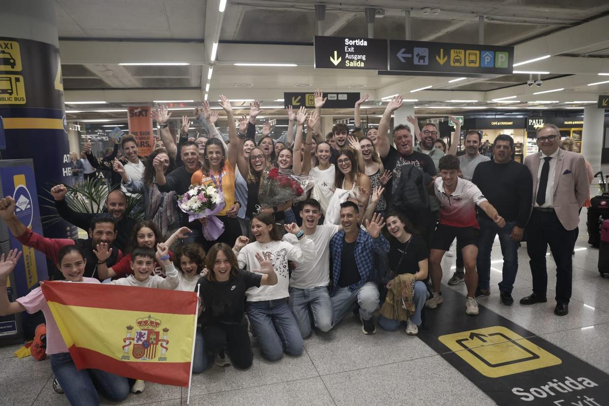 Así ha sido la llegada de la deportista Esperança Cladera al aeropuerto de Palma