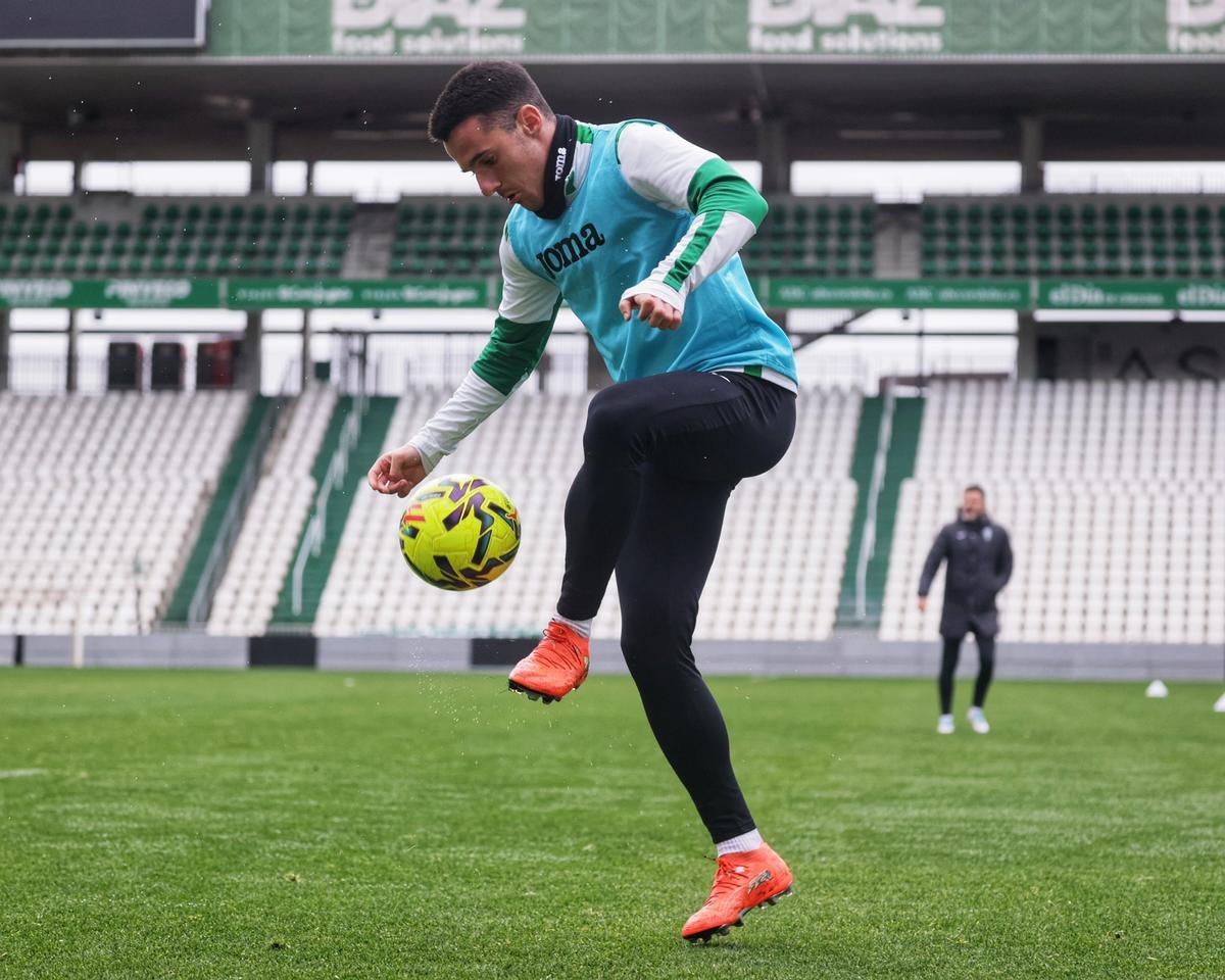 Diego Bri controla el esférico en una sesión de entrenamiento del Córdoba CF.