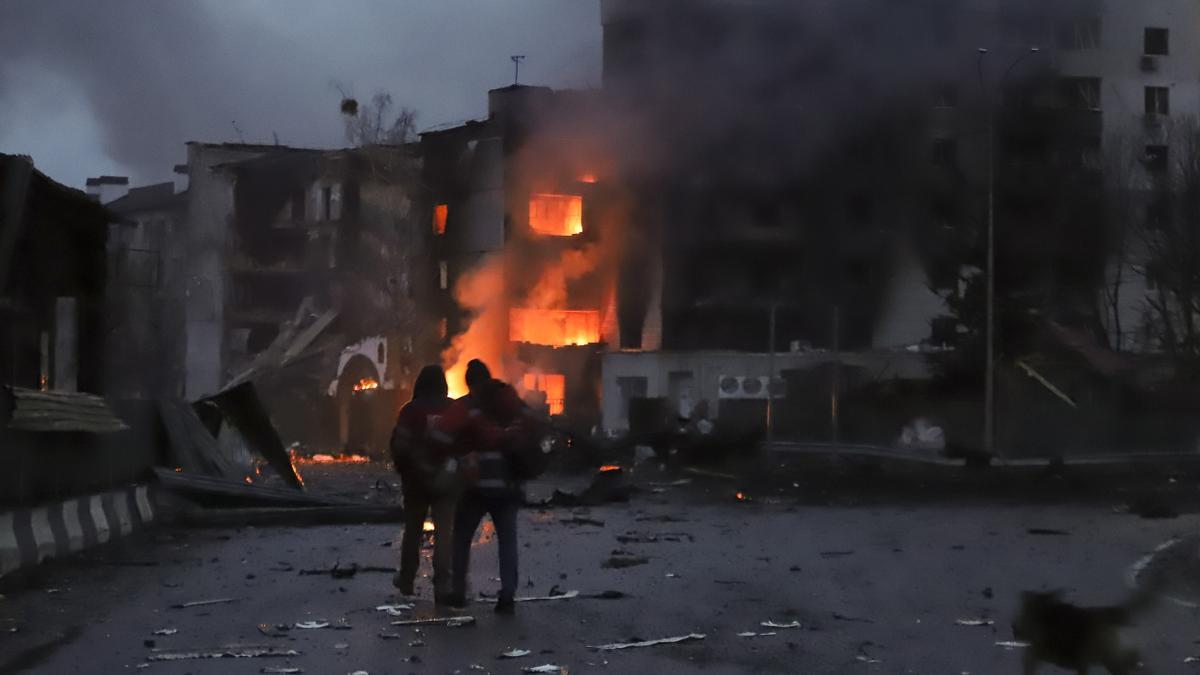 Una casa en Ucrania arde tras el impacto de un proyectil ruso.