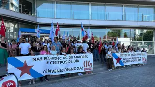 Trabajadores de residencias privadas claman ante la Xunta mejoras laborales