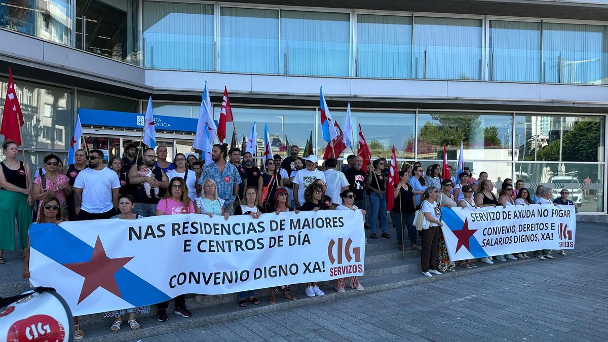 Manifestación de trabajadores a las puertas de la delegación de la Xunta de Galicia en Vigo.