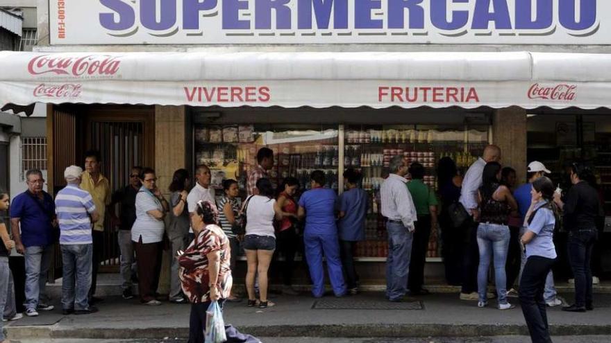 Cola para comprar alimentos en un supermercado de Caracas, la capital venezolana. // Reuters