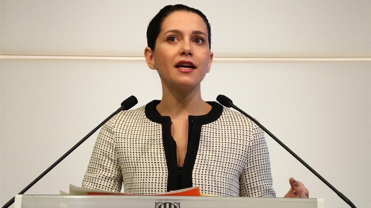 La líder de Ciudadanos en Catalunya, Inés Arrimadas, en rueda de prensa en el Parlament.