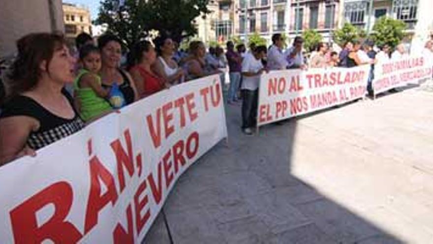 Los vendedores del mercadillo votarán irse al Nevero o endurecer las protestas