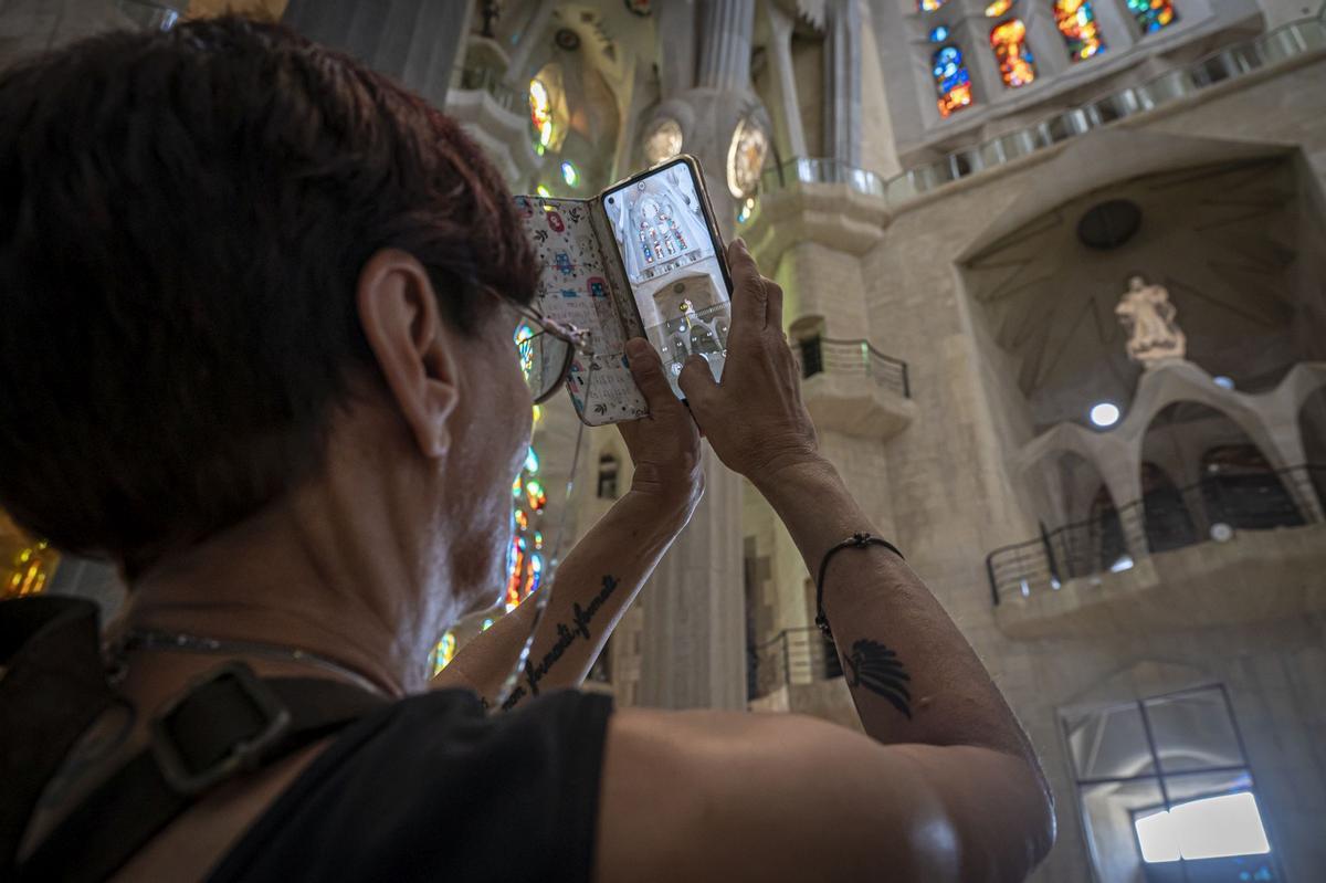 Dos colosales figuras de mármol griego de Thasos, el más blanco del mundo, aguardan a los pies del templo de la Sagrada Família para ser alzadas en octubre a la cima de las torres dedicadas a los evangelistas Juan y Mateo, la primera, como marca la tradición cristiana, un águila, y la segunda, con un esculpido que a veces confunde incluso a los más creyentes, con el aspecto de un hombre alado, sin que eso sea exactamente un ángel.