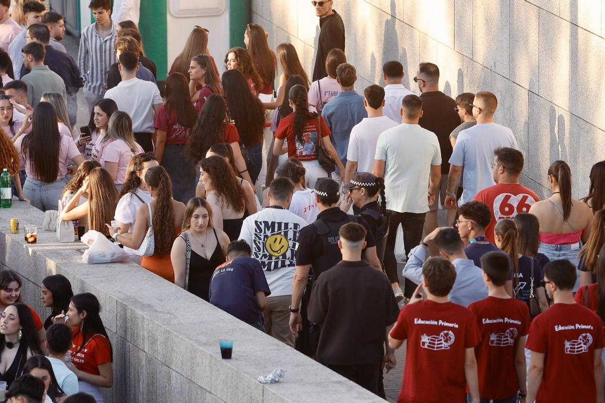 El botellón vuelve a tomar el Balcón del Guadalquivir en Córdoba el miércoles de Feria