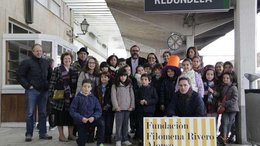 Los participantes en la excursión en la estación de Redondela. // Faro